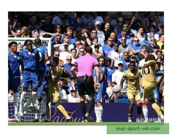 费尔南德斯禁赛在身仍与库库雷利亚轻松交谈气氛融洽